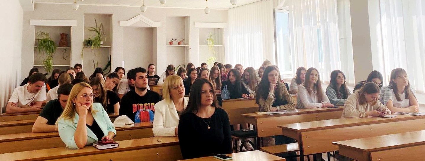 Студенти та викладачі слухають лекцію Олекси Шарабури